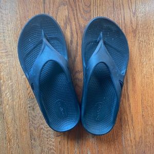 Oofos recovery sandal size 9